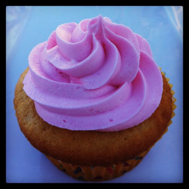 Champagne cupcake strawberry buttercream