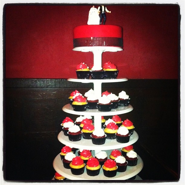Guinness stout wedding cake red velvet cupcake w/ vanilla buttercream & champagne cupcake w/ strawberry buttercream