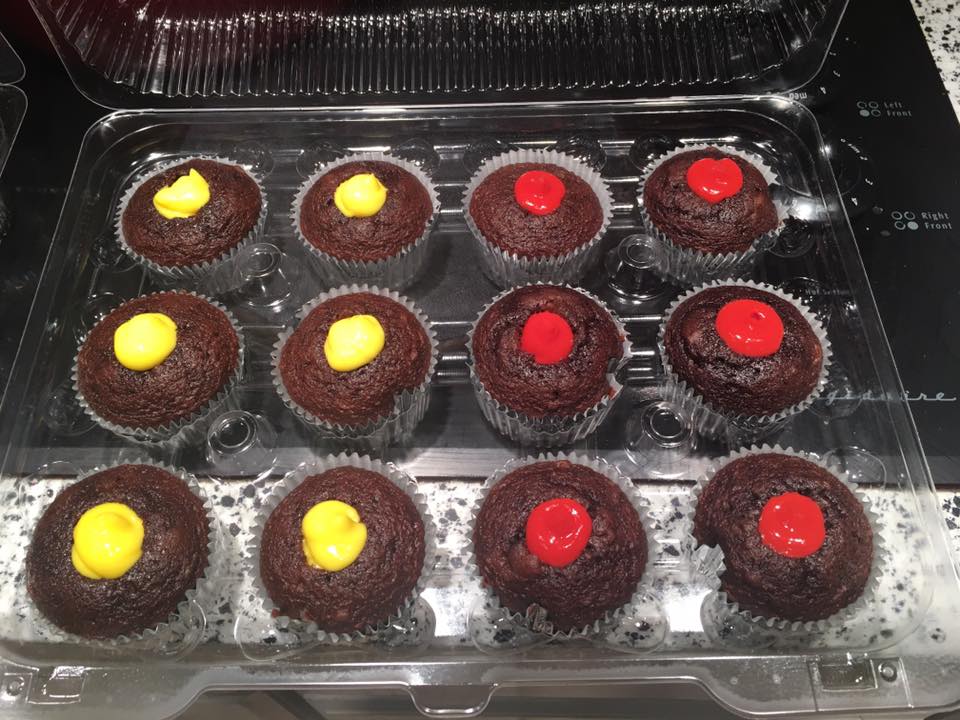 Sorting cupcakes # 2 in chocolate with vanilla pudding